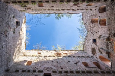 Ottrott Kaleleri, Fransa - 09 07 2024: Rathsamhausen Kalesi 'nin Roma sarayının manzarası