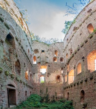 Ottrott Kaleleri, Fransa - 09 07 2024: Rathsamhausen Kalesi 'nin Roma sarayının manzarası