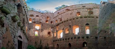 Ottrott Kaleleri, Fransa - 09 07 2024: Rathsamhausen Kalesi 'nin Roma sarayının manzarası