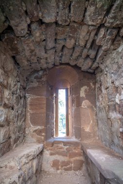 Ottrott Kaleleri, Fransa - 09 07 2024: Rathsamhausen Kalesi 'nin Roma sarayının manzarası