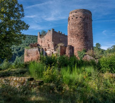 Ottrott Kaleleri, Fransa - 09 07 2024: Rathsamhausen Kalesi, orman ve tepelerin manzarası