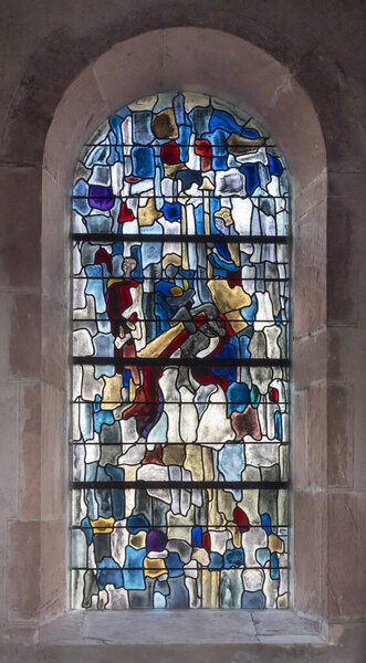 Этиваль-Кларефонтен, Франция - 09 01 2024: Аббатство Сен-Пьер. Вид в аббатстве витражей Жан-Жака Грубера и Жаннетт Вайсс-Грубер