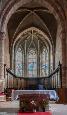 Etival-Clairefontaine, Fransa - 09 01 2024: Saint-Pierre Manastırı. Emmanuel Chauche tarafından hazırlanan vitray Manastırı 'nın içini görmek