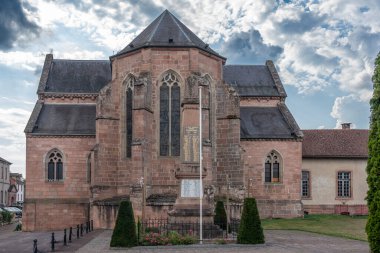 Etival-Clairefontaine, Fransa - 09 01 2024: Saint-Pierre Manastırı. Manastır cephesinin dışında panoramik manzara ve yan bahçe