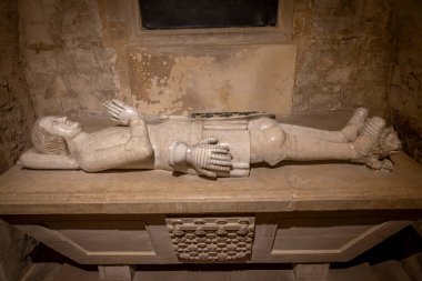 Eu, France - 09 21 2024: Jean d 'Artois' in ardışık figürünün mahzeninin görüntüsü