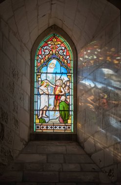 Gamaches, Fransa - 09: 21 2024: Aziz Peter Kilisesi ve Aziz Paul Kilisesi 'nin vitraylı penceresi