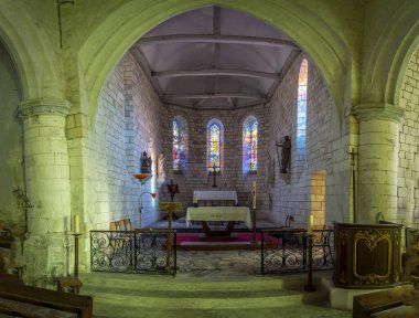 Bouvaincourt-Sur-Bresle, Fransa - 09: 21 2024: Sunağın Saint-Hilaire Kilisesi 'ne bir transsept