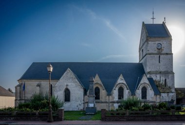 Bouvaincourt-Sur-Bresle, Fransa - 09 21 2024: Saint-Hilaire Kilisesi cephesine bakın