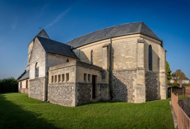 Bouvaincourt-Sur-Bresle, Fransa - 09 21 2024: Saint-Hilaire Kilisesi cephesine bakın