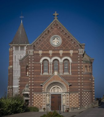 Mers-Les-Bains, Fransa - 09 17 17 2024: Saint-Martin Kilisesi cephesine bakın