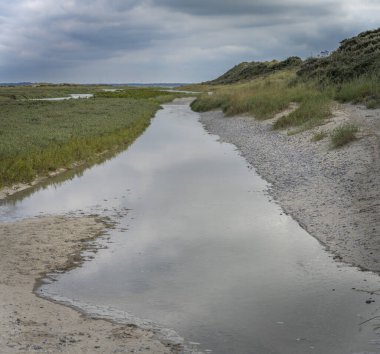 Kıyı yolunun panoramik manzarası, Cayeux-Sur-Mer 'den Le Hourdel' e beyaz yol