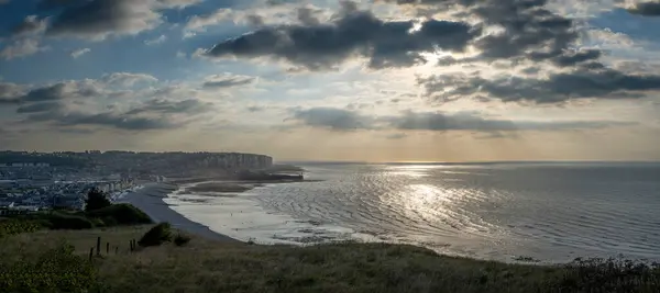 Uçurumdan Mers-les-Bains ve Le Treport köylerinin üzerindeki günbatımının panoramik görüntüsü