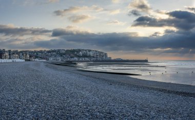 Mers-Les-Bains, Fransa - 09 18 2024: Mers-les-Bains ve Le Treport plajlarından günbatımının panoramik görüntüsü