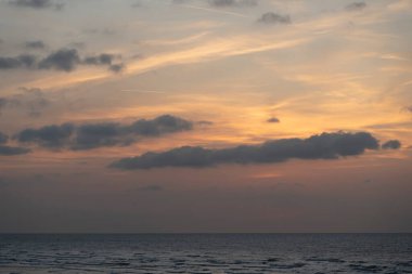 Sahilden deniz üzerinde gün batımı manzarası