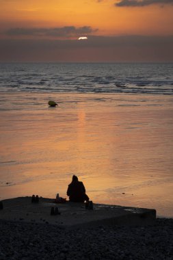 Sahilden deniz üzerinde gün batımı manzarası