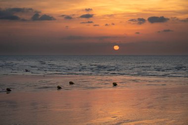 Sahilden deniz üzerinde gün batımı manzarası