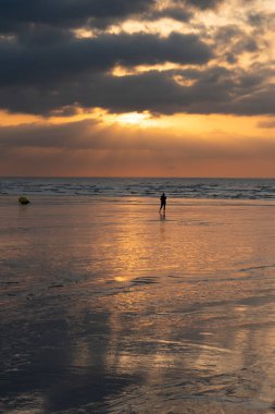 Sahilden deniz üzerinde gün batımı manzarası