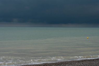 Mers-Les-Bains, Fransa - 09: 16 2024: Plajın panoramik manzarası, uçurum, deniz, Mers-les-Bains köyleri ve kumsaldan Le Treport