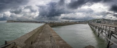 Le Treport, Fransa - 09: 16 2024 Limanın, iskelenin, binaların, uçurumların ve bulutlu gökyüzünün görüntüsü