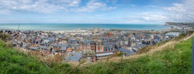 Le Treport, Fransa - 09: 16 2024: Limanı, iskeleyi, Le Treport Cordiers bölgesini, denizi, çakıl plajını ve kayalıkların tepesinden Mers-Les-Bains 'i görmek