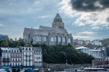 Le Treport, Fransa - 09: 16 2024: Saint-Jacques Kilisesi ve limandan Francois 1er rıhtımı