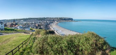 Mers-Les-Bains, Fransa - 09: 15: 2024: Mers-les-Bains ve Le Treport köylerinin çatı ve evlerinin panoramik manzarası, beyaz plaj kulübeleri ve uçurumdan gelen deniz manzarası