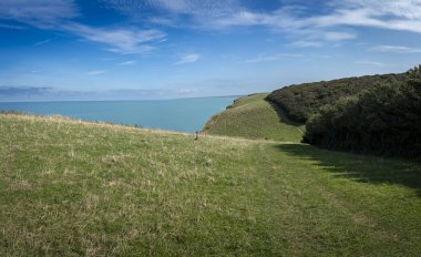 Mers-Les-Bains, Fransa - 09: 15 2024: Deniz panoramik manzarası ve Somme kıyı yolundaki uçurum kenarı