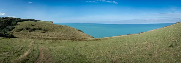 Mers-Les-Bains, Fransa - 09: 15 2024: Deniz panoramik manzarası ve Somme kıyı yolundaki uçurum kenarı