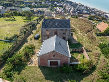 Ault, Fransa - 09: 15 2024: Villaların panoramik manzarası, bekçinin evi, sahil ve deniz feneri