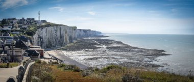 Ault, Fransa - 09: 15 2024: Kayalıkların panoramik manzarası, kıyı yolundan mavi bariyerler ve evler