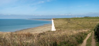 Uçurumların, otlakların, çayırların ve kıyı yolunun panoramik manzarası
