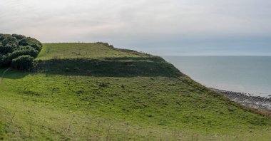 Uçurumların, otlakların, çayırların ve kıyı yolunun panoramik manzarası