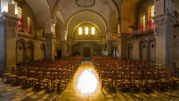 Mers-Les-Bains, Fransa - 09 19 19 2024: Saint-Martin Kilisesi 'nin içine nave' den bakın