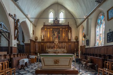 Saint-Valery-sur-Somme, France - 09 19 2024:  View inside the Church of Saint-Martin of a stained glass window and an altar clipart