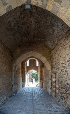 Saint-Valery-sur-Somme, Fransa - 09 19 19 2024: Nevers Kapı Zindanının içini görün