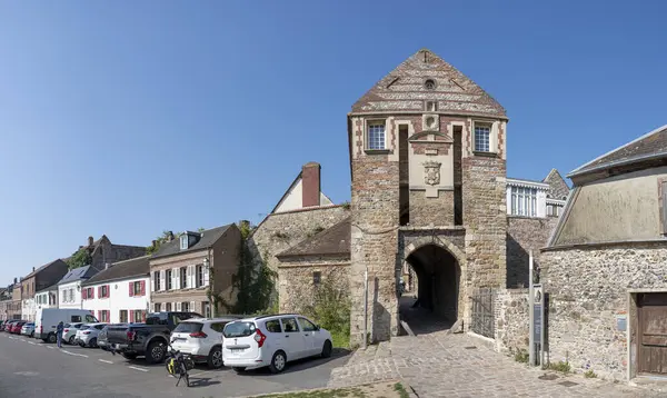Saint-Valery-sur-Somme, Fransa - 09 19 19 2024: Nevers Kapı Zindanının cephesini görün