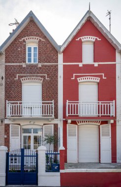 Berck, Fransa - 09: 20 2024: Tipik bir beyaz ve kırmızı villa manzarası