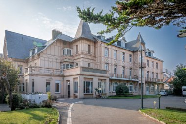 Berck, Fransa - 09: 20 2024: Tipik renkli bir villa manzarası