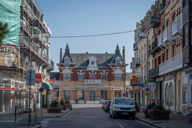 Berck, Fransa - 09: 20 2024: Tipik bir beyaz ve gri taş villa manzarası 