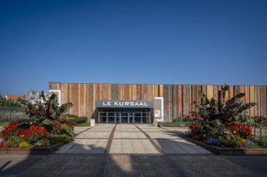 Berck, Fransa - 09: 20 2024: Tipik bir beyaz ve gri taş villa manzarası 