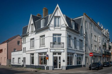 Berck, Fransa - 09: 20 2024: Tipik bir beyaz ve gri taş villa manzarası 