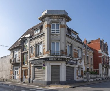 Berck, Fransa - 09: 20 2024: Tipik bir beyaz ve gri taş villa manzarası 