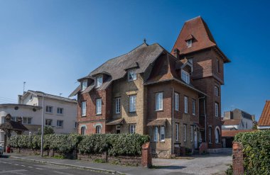Berck, Fransa - 09: 20 2024: Büyük kırmızı bir villa manzarası