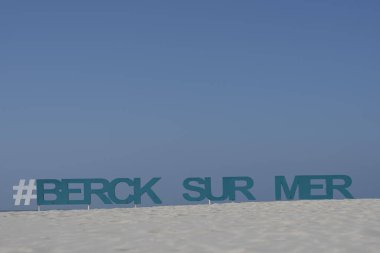 Berk-Sur-Mer, Fransa - 09: 20 2024: Berk manzarası denizi, sahili ve mavi ufku etiketliyor