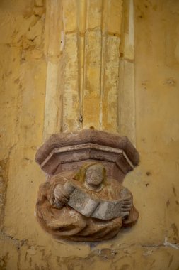 Berck, Fransa - 09: 20 2024: Saint John Kilisesi içinde günlük hayattan bir sahnenin heykelinden oluşan bir kemerin düşüşü ayrıntıları