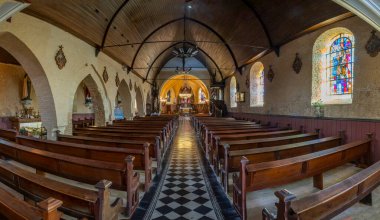Berck, Fransa - 09: 20 2024: Saint John Kilisesi 'nin içine nave' den bakın
