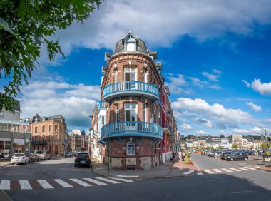 Mers-Les-Bains, Fransa - 09 20 2024: Tipik renkli bir ev manzarası