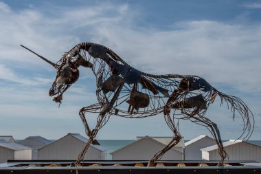 Mers-Les-Bains, Fransa - 09: 14: 2024: Deniz kenarında Emmanuel Kieffer tarafından yapılan tek boynuzlu at heykeli