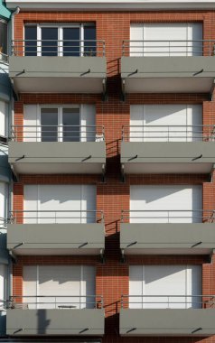 Mers-Les-Bains, Fransa - 09 14 2024: Renkli apartmanların detayları