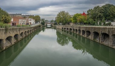 Paris, Fransa - 09 22 2024: Lock 1 Canal St Denis. Saint-Denis Kanalı manzarası ve Flanders Köprüsü Kilidi 'nden yansıyan su